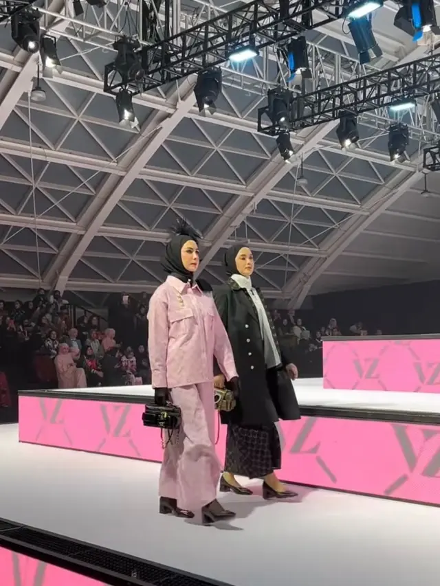 6 Gaya Glamor Arumi Bachsin Jadi Muse di Fashion Show Vivi Zubedi, Melenggang Anggun dengan Balutan Black-Pink