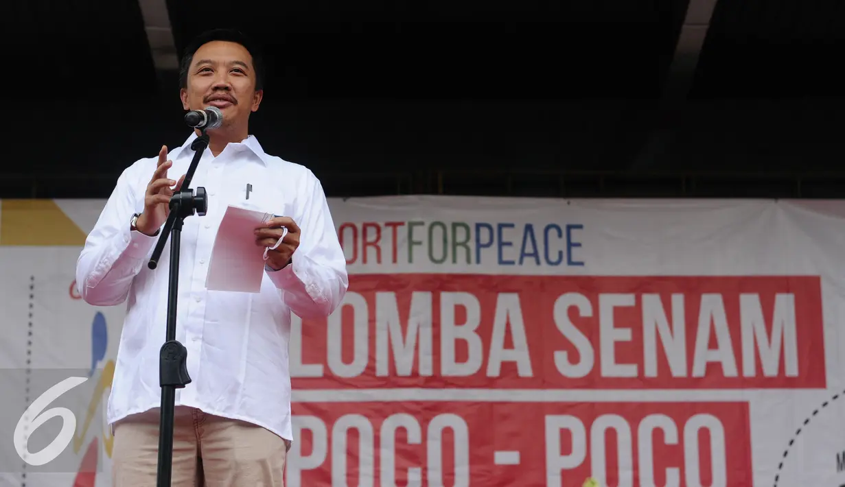 Menpora Imam Nahrawi menyampaikan sambutan usai membuka Lomba Senam Poco-Poco Nusantara di Jakarta, Jumat (12/2/2016). Lomba ini memperebutkan piala Ibu Negara RI dan piala Menpora. (Liputan6.com/Helmi Fithriansyah)