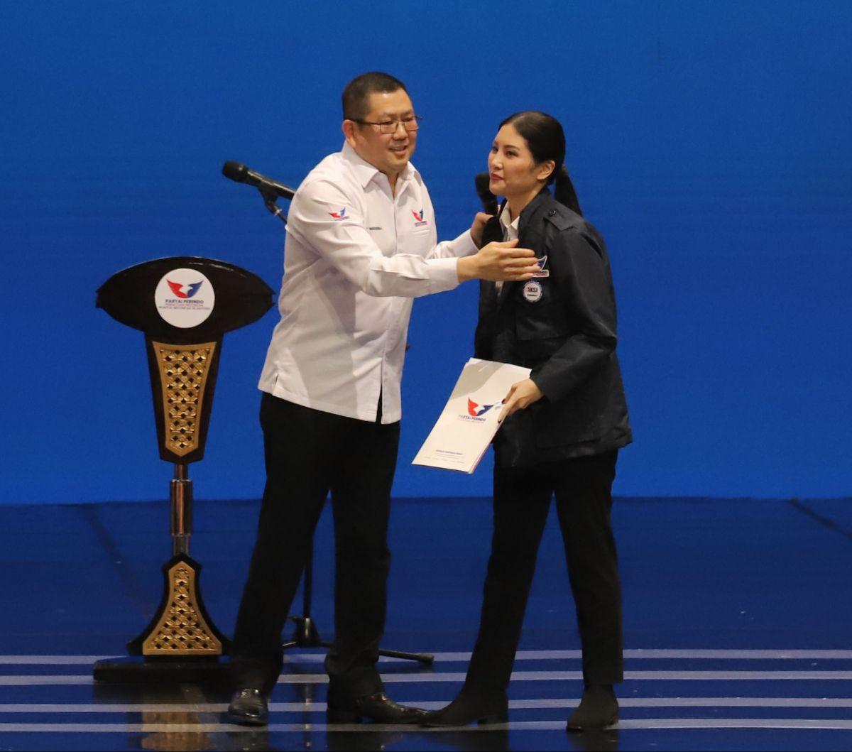 Pertanyaan itu lantas disambut teriakan "setuju" seluruh kader Perindo.<br>