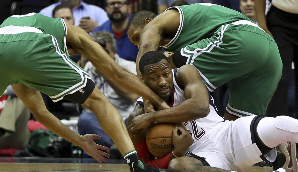 Pebasket Washington Wizards, John Wall, berusaha mempertahankan bola dari pebasket Boston Celtics,  pada Gim 3 semifinal Wilayah Timur di Verizon Center, Washington, Kamis (4/5/2017). Washington Wizard menang 116-89. (AP/Andrew Harnik)