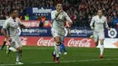 Cristiano Ronaldo melakukan selebrasi bersama rekan-rekannya usai mencetak gol kegawang Atletico Madrid pada Liga Spanyol di Vicente Calderon, Spanyol, (19/11). Kini Ronaldo dijagokan merebut gelar pemain terbaik dunia tahun ini. (Reuters/Sergio Perez)