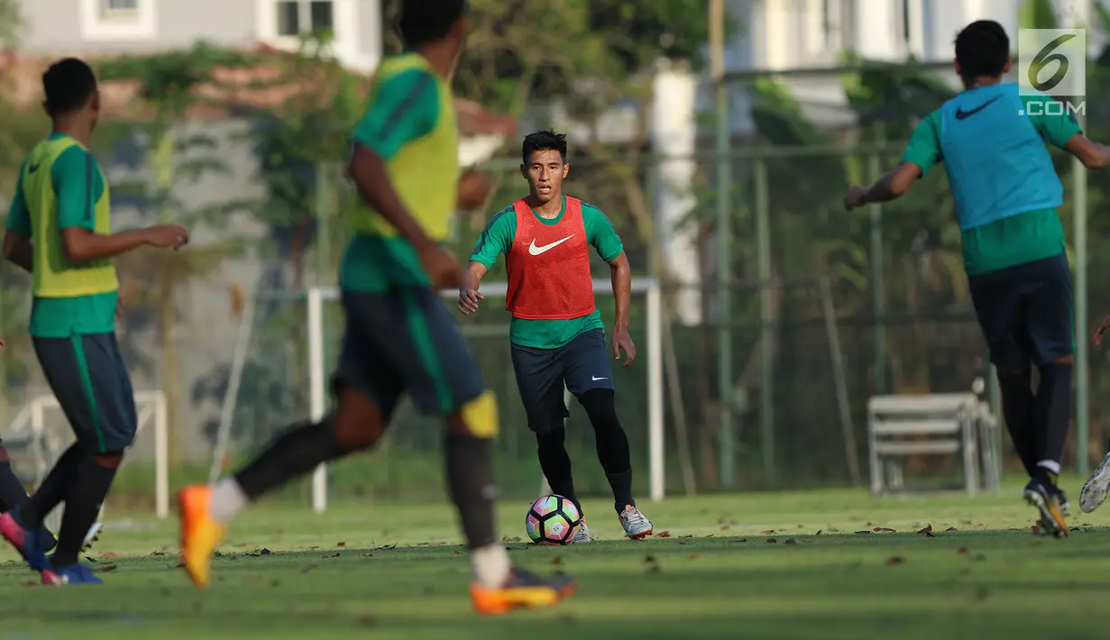  Pemain Timnas Indonesia U-22, Hanif Abdurrauf Sjahbandi (ketiga kiri) saat latihan di lapangan SPH Karawaci, Banten, Senin (7/8). Latihan ini persiapan laga di SEA Games 2017 Kuala Lumpur. (Liputan6.com/Helmi Fithriansyah)