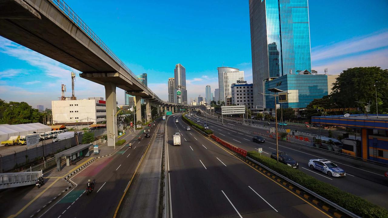 FOTO: Ibukota Jakarta Sepi di Bawah Langit Biru