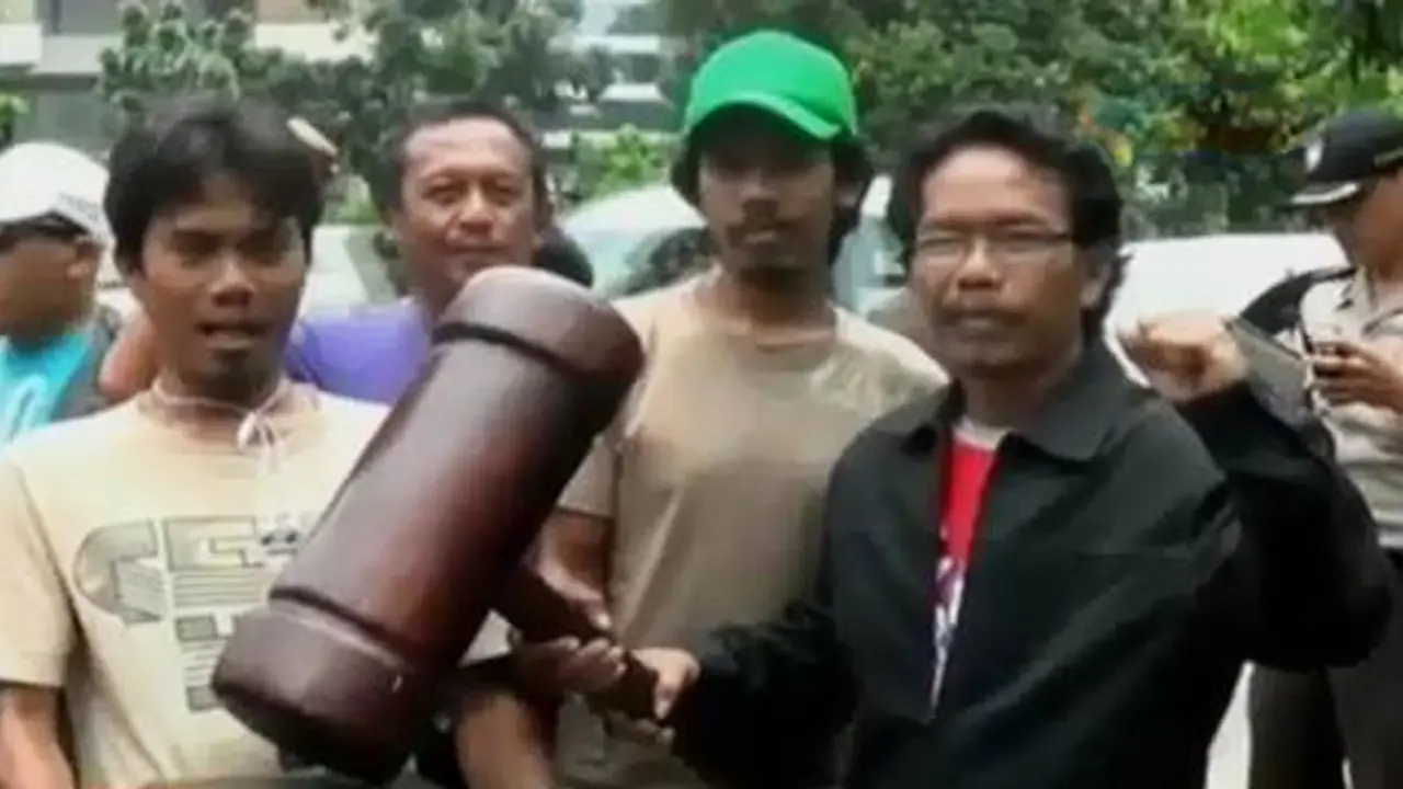 Warga Serahkan Palu Raksasa untuk Apresiasi Hakim atas Vonis Ahok