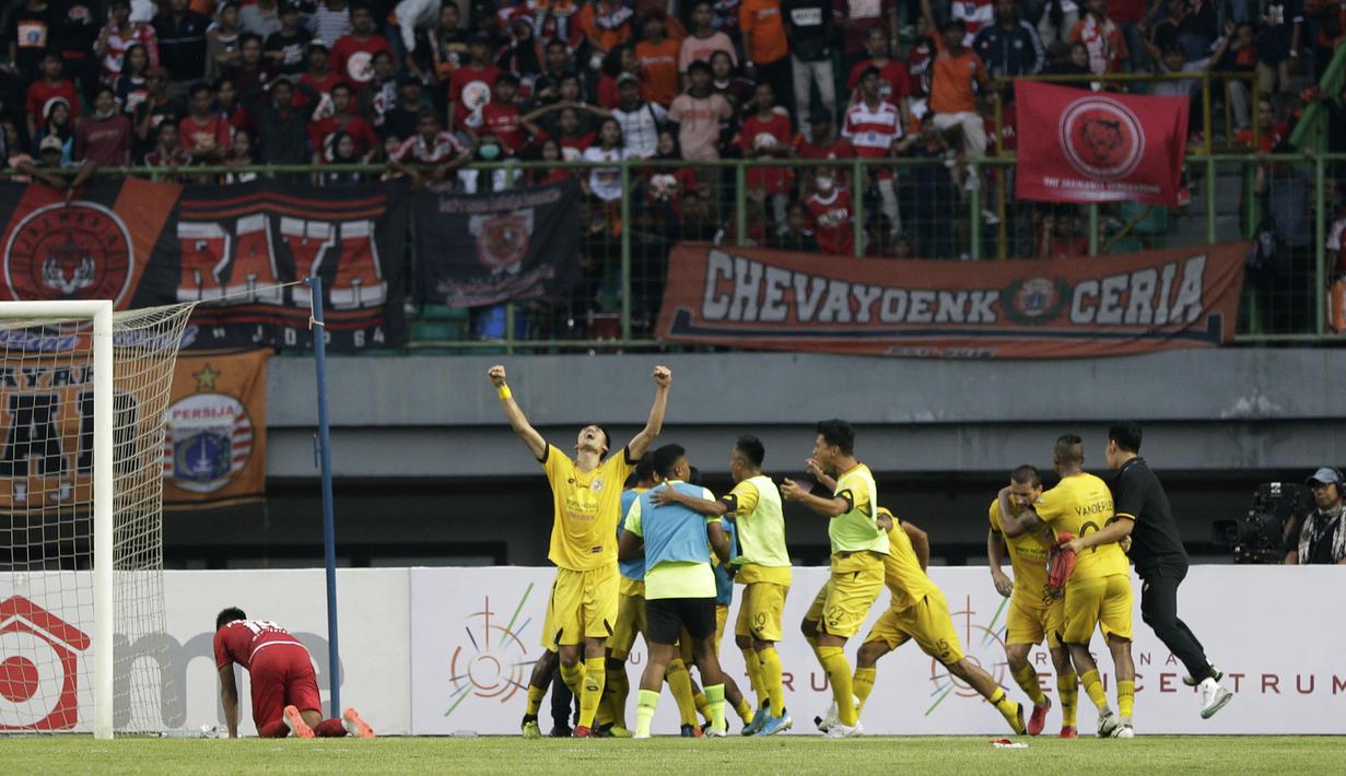 Pemain Semen Padang merayakan gol yang dicetak Mariando Djonak ke gawang Persija Jakarta pada laga Shopee Liga 1 di Stadion Patriot Chandrabhaga, Bekasi, Rabu (16/10). Persija takluk 1-2 atas Semen Padang. (Bola.com/Yoppy Renato)