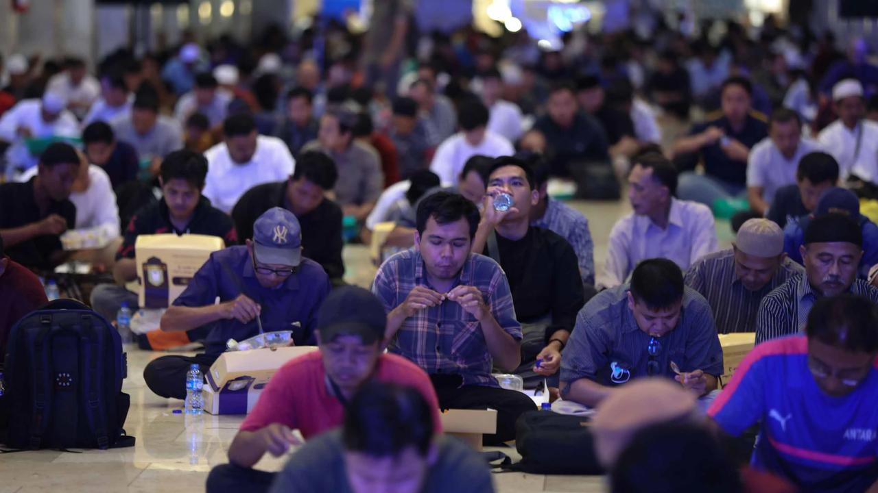 FOTO: Ribuan Jemaah Berbuka Puasa di Masjid Istiqlal pada Hari Pertama Ramadan