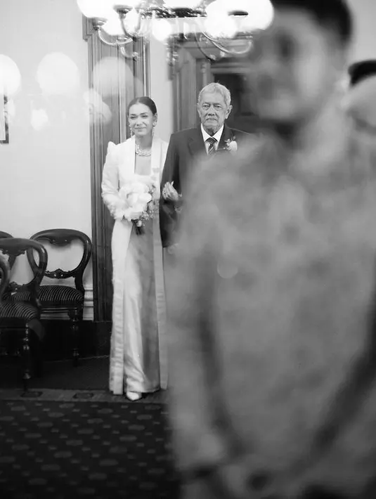 <p>Rambut dengan aksen sanggul disertai sentuhan aksesori nergaya etnik dan perhiasan emas lainnya, saling melengkapi dan mempermanis tampilan Adinia di hari bahagia. [Foto: Instagram/ Adiniawrst]</p>