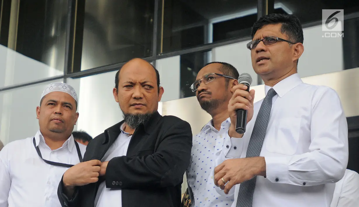 Wakil Ketua KPK, Laode M. Syarif (kanan) memberi keterangan saat menyambut kedatangan penyidik senior KPK Novel Baswedan di Gedung KPK, Jakarta, Kamis (22/2). (Liputan6.com/Herman Zakharia)