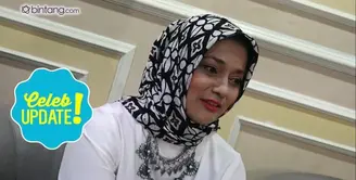 Marissa Haque merasa kecewa dengan Feni Rose yang menyinggung masa lalu suaminya, Ikang Fawzi di sebuah program televisi. Bahkan banyak netizen yang menyebut Marissa Haque gila dan seperti monster. 