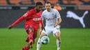 Striker FC Koln, Emmanuel Dennis (kiri) menguasai bola dibayangi bek Borussia Moenchengladbach, Tony Jantschke  dalam laga lanjutan Liga Jerman 2020/21 pekan ke-20 di Borussia Park, Sabtu (6/2/2021). FC Koln menang 2-1 atas Borussia Moenchengladbach. (AFP/Ina Fassbender/Pool)