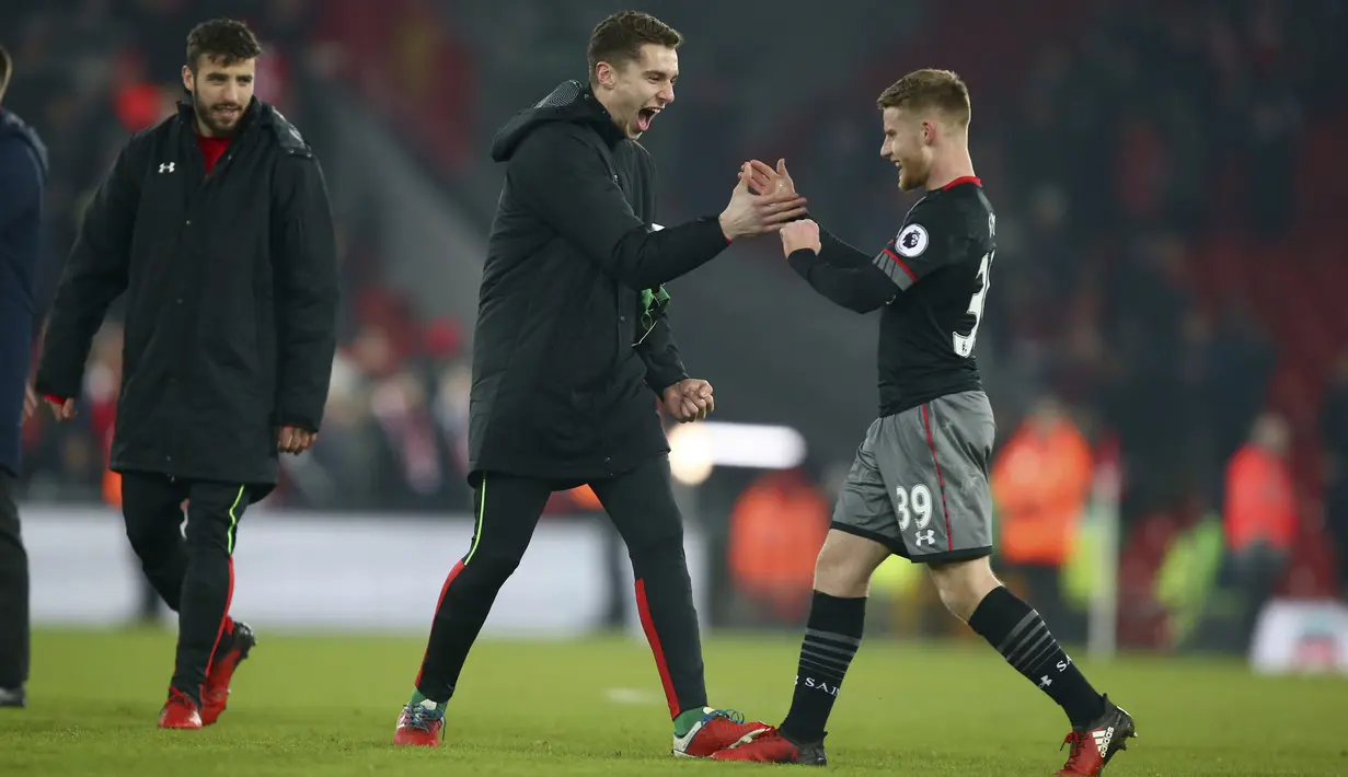 Pemain muda Southampton, Josh Sims (kanan) merayakan kemenangan bersama rekannya usai mengalahkan Liverpool , pada laga semifinal leg kedua Piala Liga Inggris di Anfield stadium, Liverpool (25/1/2017). Liverpool kalah 0-1. (AP/Dave Thompson)