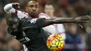  Pemain Liverpoo, Mamadou Sakh berebut bola dengan pemain Sunderland, Jermain Defoe pada Lanjutan Liga premier Inggris di Stadion Light, Inggris, Kamis (31/12/31) dini hari WIB. (Reuters/Andrew Yates)