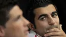Bek Spanyol Raul Albiol (kanan) dan striker Fernando Torres di sesi konferensi pers di North West University Sports Village, Pochefstroom, 19 Juni 2010. AFP PHOTO / LLUIS GENE. 