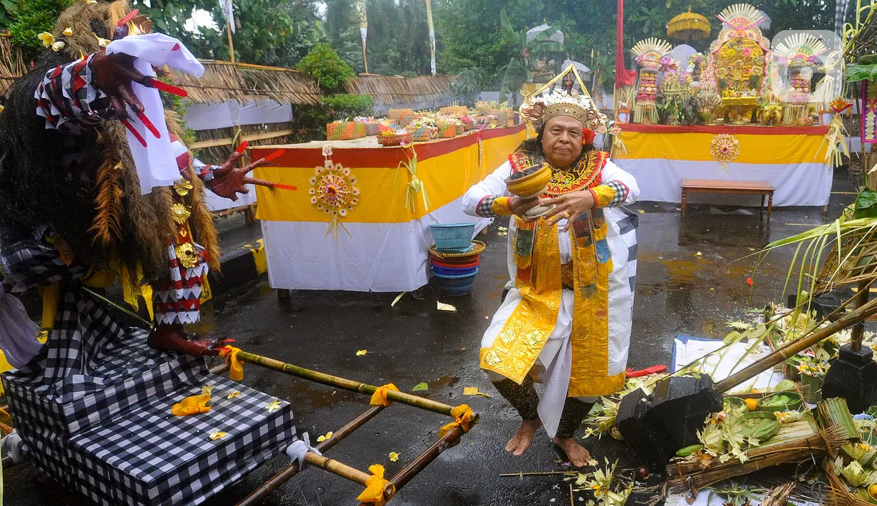 Umat Hindu saat kegiatan prosesi Tawur Agung Kesanga di Pura Cinere, Jakarta selatan, Minggu (10/3/2024). (merdeka.com/Arie Basuki)