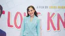 Jika ingin tampil mewah dan elegan tanpa dress, blazer berbahan tweed juga dapat menjadi outfit pilihanmu untuk menghadiri acara penting. Hal tersebut dilakukan Beby Tsabina saat menghadiri Love Knots Premiere. (instagram/bebytsabina)
