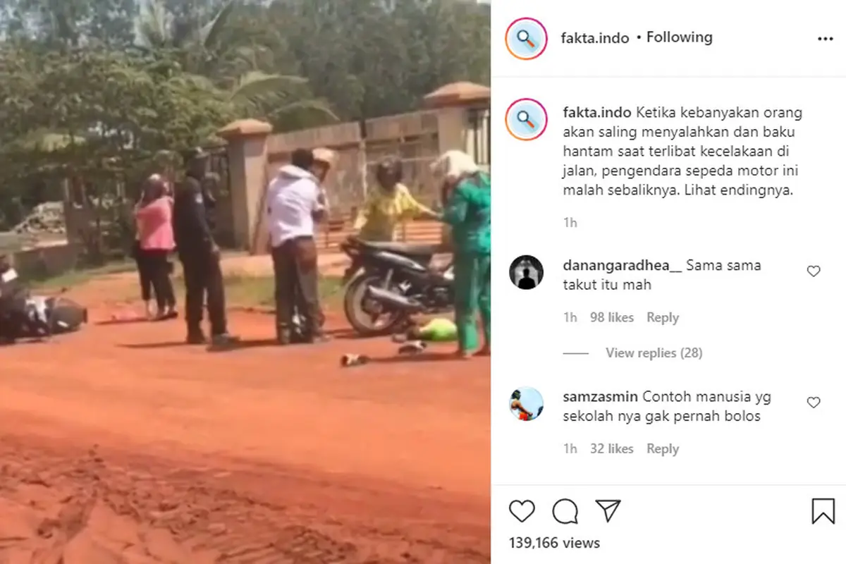 Terlihat kecelakaan yang melibatkan dua sepeda motor terjadi di sebuah jalan.