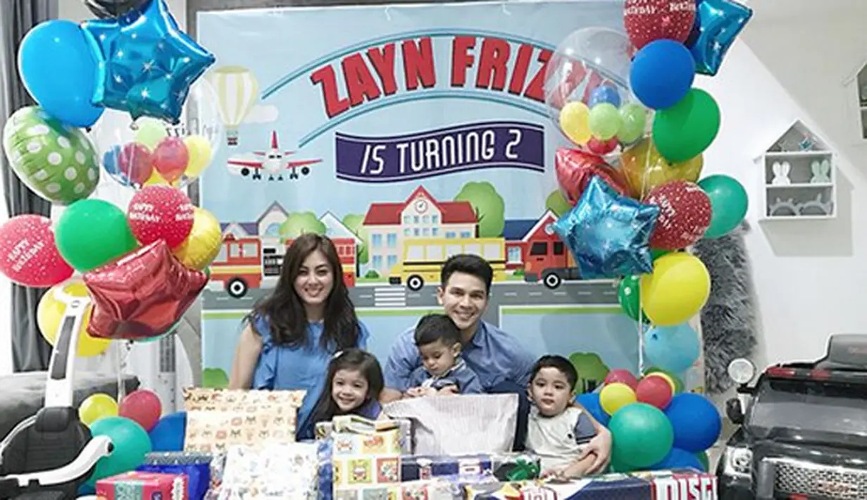 Menurut Dhena Devanka, istri Ijonk, putra bungsunya tersebut sangat suka dengan mobil polisi. Begitu juga saat nonton youtube, yang dicari mobil polisi. Bahkan, saat tertidur, bisa bangun saat mendengar suara sirine. (Instagram/dhenafrizzy)