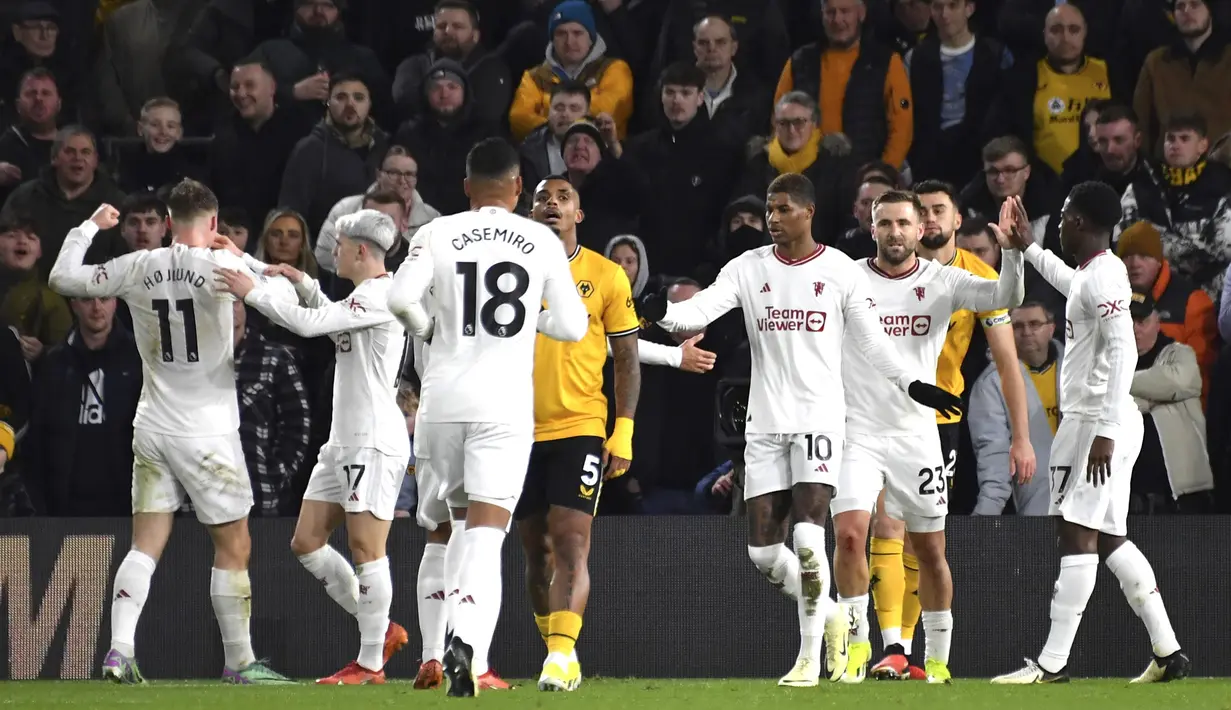 Para pemain Manchester United merayakan gol yang dicetak oleh Rasmus Hojlund ke gawang Wolverhampton Wanderers pada laga Liga Inggris pekan 22 di Stadion Molineux, Jumat (2/2/2024). (AP Photo/Rui Vieira)
