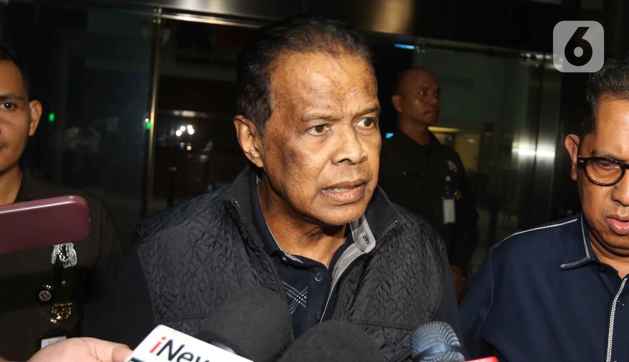 Selanjutnya, pada 9 Januari 2026, KPK mengumumkan dua dari tiga orang yang dicegah tersebut menjadi tersangka kasus dugaan korupsi kuota haji, yakni Yaqut Cholil Qoumas (YCQ), dan Ishfah Abidal Aziz (IAA). Tampak dalam foto, pemilik agen perjalanan haji dan umroh, Maktour Travel, Fuad Hasan Masyhur, menjawab pertanyaan pewarta saat meninggalkan Gedung Merah Putih Komisi Pemberantasan Korupsi (KPK), Jakarta, Senin (26/1/2025). (Liputan6.com/Helmi Fithriansyah)