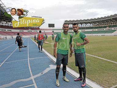 Stefano Lilipaly dan Rizky Pora berfoto sebelum melakukan latihan di Philippine Sports Stadium, (18/11/2016).  (Bola.com/Nicklas Hanoatubun)