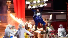 Host Adam DeVine bergelantungan di atas lampu saat tampil dalam acara MTV Movie And TV Awards 2017 di Los Angeles, California, (7/5). (Photo by Chris Pizzello/Invision/AP)