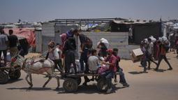 Dalam pernyataannya pada Sabtu (7/6/2025), UNRWA mengatakan warga Palestina justru menghadapi serangan dari militer Israel di pusat-pusat distribusi bantuan tersebut sehingga nyawa mereka terancam. (AP Photo/Abdel Kareem Hana)
