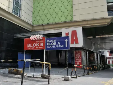 Suasana Gedung Blok A Pasar Tanah Abang, Jakarta, Rabu (22/5/2019). Dampak kericuhan di sekitar Pasar Tanah Abang yang berlangsung sejak dini hari, aktivitas perdagangan di kawasan tersebut lumpuh total. (merdeka.com/Iqbal S Nugroho)