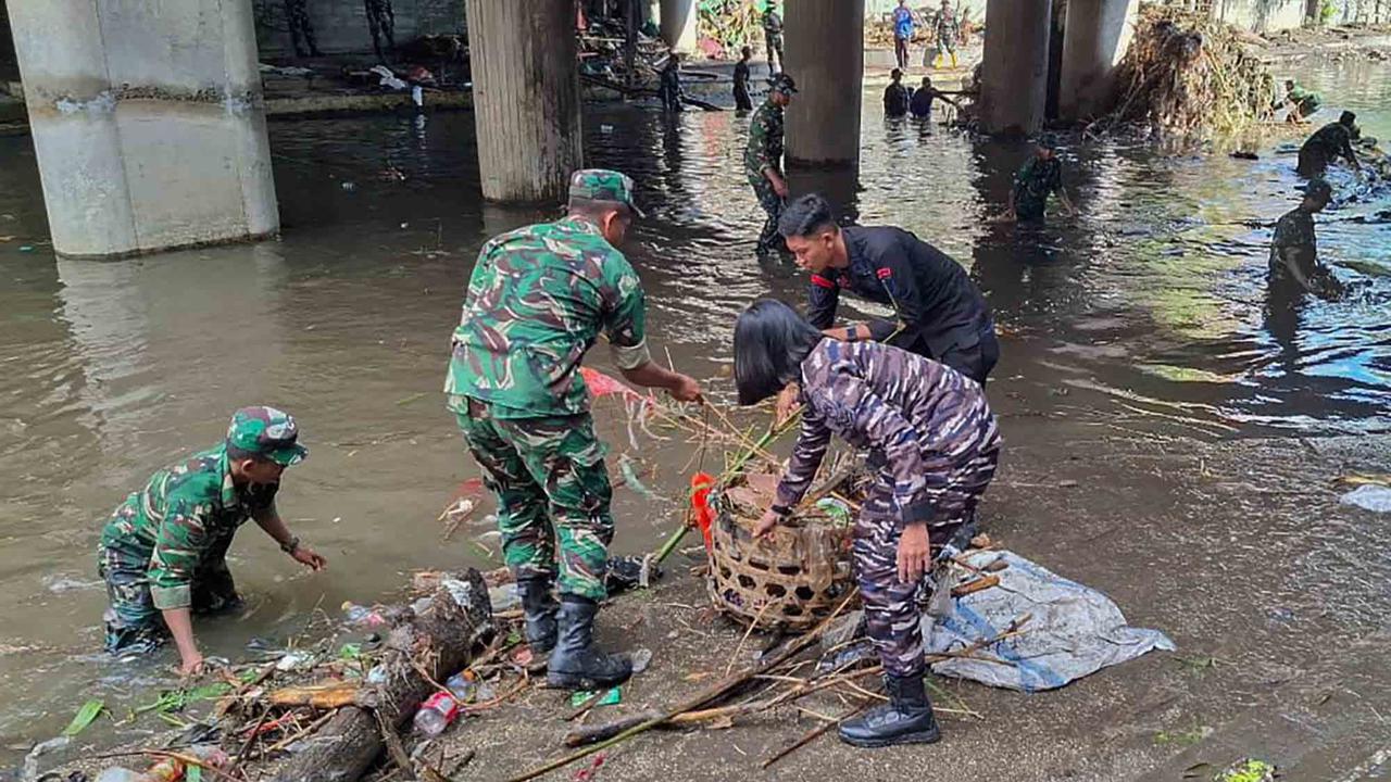FOTO: Hari ke-4 Pasca Banjir Bandang, TNI AL Denpasar Terus Bantu Warga Bersihkan Kota