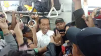 Foto Presiden Joko Widodo atau Jokowi naik commuter line beredar di media sosial. (Istimewa)
