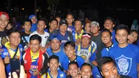 Pelatih Arema, Suharno dan para pemainnya dengan senang hati melayani permintaan Aremania untuk konvoi di Bayuwangi walau waktunya mepet dengan berbuka. (Bola.com/Kevin Setiawan)