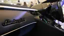 Penampakan dashboard Lamborghini Aventador SVJ saat dipamerkan di ajang Indonesia International Motor Show (IIMS) 2019, Jiexpo Kemayoran, Jakarta, Minggu (28/4/2019). Terdapat layar TFT di dashboard dengan beberapa fitur seperti navigasi dan sistem audio AppleCarPlay. (merdeka.com/Iqbal Nugroho)