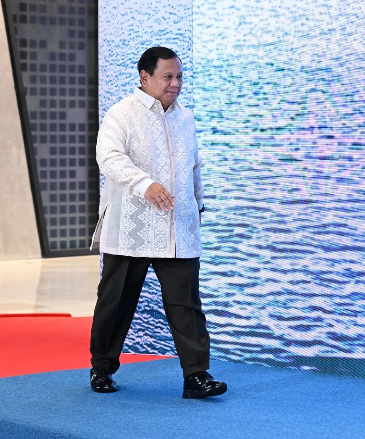 prabowo kenakan baju barong di ktt asean filipina