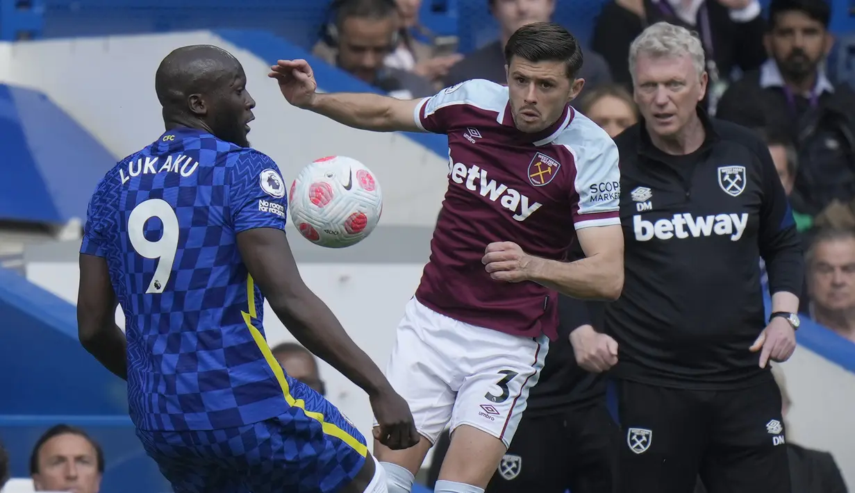 <p>Penyerang Chelsea, Romelu Lukaku berebut bola dengan pemain West Ham, Aaron Cresswell selama pertandingan lanjutan Liga Inggris di Stamford Bridge di London, Minggu (24/4/2022). Chelsea memenangkan pertandingan atas West Ham 1-0. (AP Photo/Alastair Grant)</p>