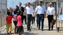 Menteri Lingkungan dan Pangan Denmark, Esben Lunde Larsen menyapa bocah di Muara Angke, Jakarta, Senin (11/4/2016). Kedatangan Esben untuk melihat kondisi sampah di pinggiran Pantai Muara Angke. (Liputan6.com/Yoppy Renato)