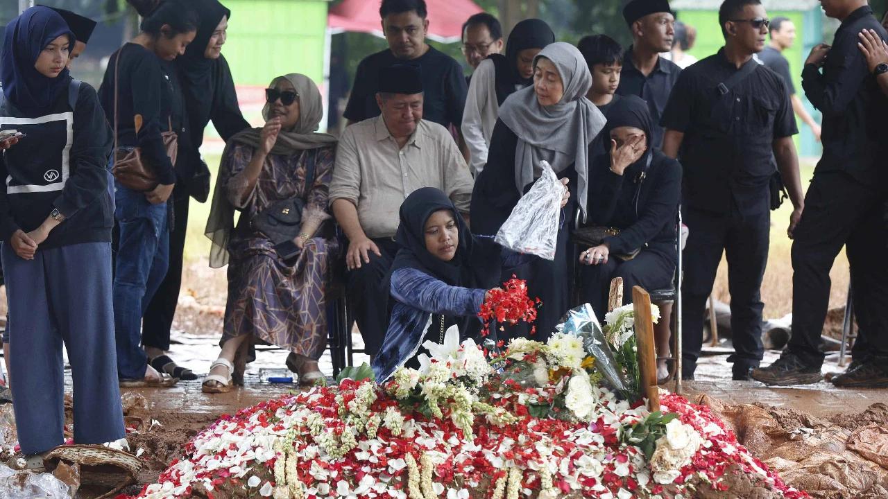 FOTO: Hujan Mengiringi Pemakaman Vidi Aldiano di Tanah Kusir