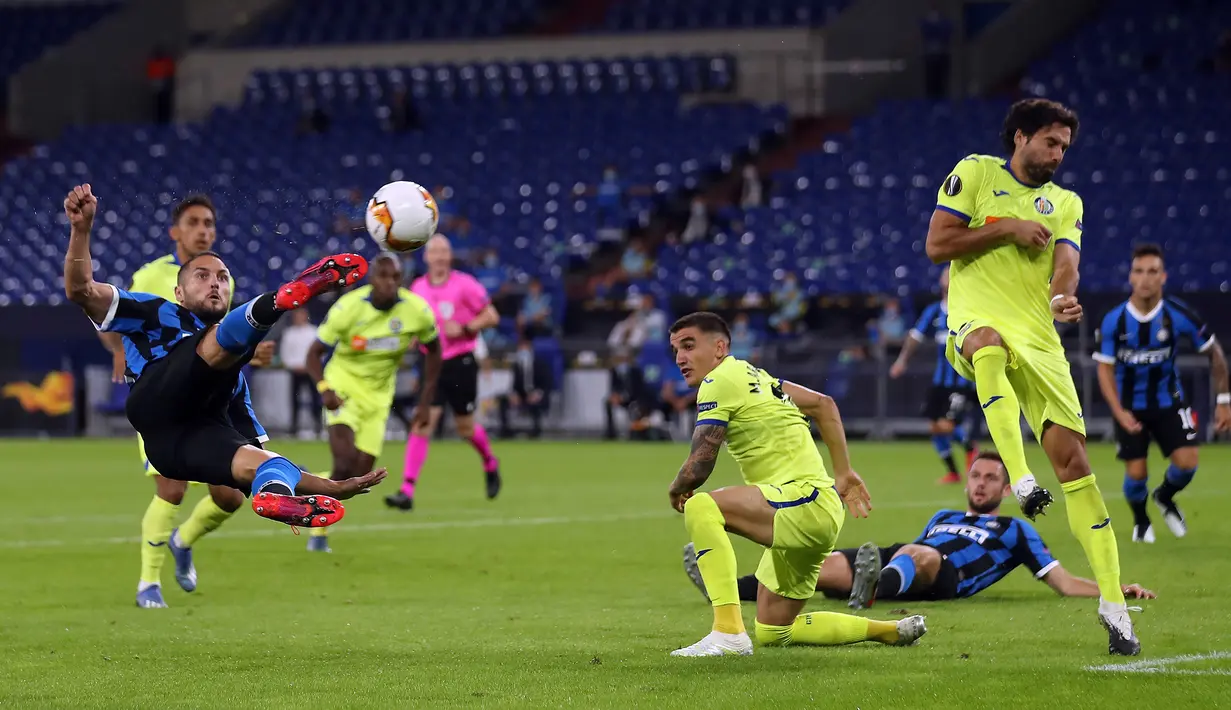 Pemain Inter Milan, Danilo D'Ambrosio, berusaha mencetak gol ke gawang Getafe pada laga 16 besar Liga Europa 2019/2020 di Veltins Arena, Kamis (6/8/2020) dini hari WIB. Inter Milan menang 2-0 atas Getafe. (AFP/Lars Baron/pool)