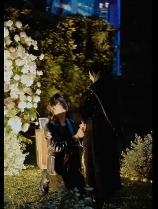 Kejutan di salah satu hotel. Dekorasi bunga-bunga warna putih dan temaram  lampu membuat suasana makin romantis. Momen Rey saat menyambut sang istri. [Instagram/rey_mbayang]