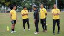 Pelatih Timnas Indonesia U-22 saat sesi latihan jelang laga melawan Myanmar pada laga terakhir Grup C SEA Games 2025. (Bola.com/Bagaskara Lazuardi)