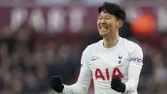 Tottenham Hotspur berhasil memperkokoh tempatnya di posisi keempat klasemen Liga Inggris usai mengalahkan Aston Villa 4-0. Kemenangan tersebut tak lepas dari aksi gemilang pemain Korea Selatan mereka, Son Heung-Min. (PA via AP/Barrington Coombs)