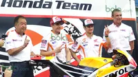 Dani Pedrosa  dan Marc Marquez didampingi Shuhei Nakamoto (kiri) serta Livio Suppo (kanan)  saat peluncuran Repsol Honda Team di Sentul, Bogor, Minggu (14/2/2016). (Bola.co/Nicklas Hanoatubun)