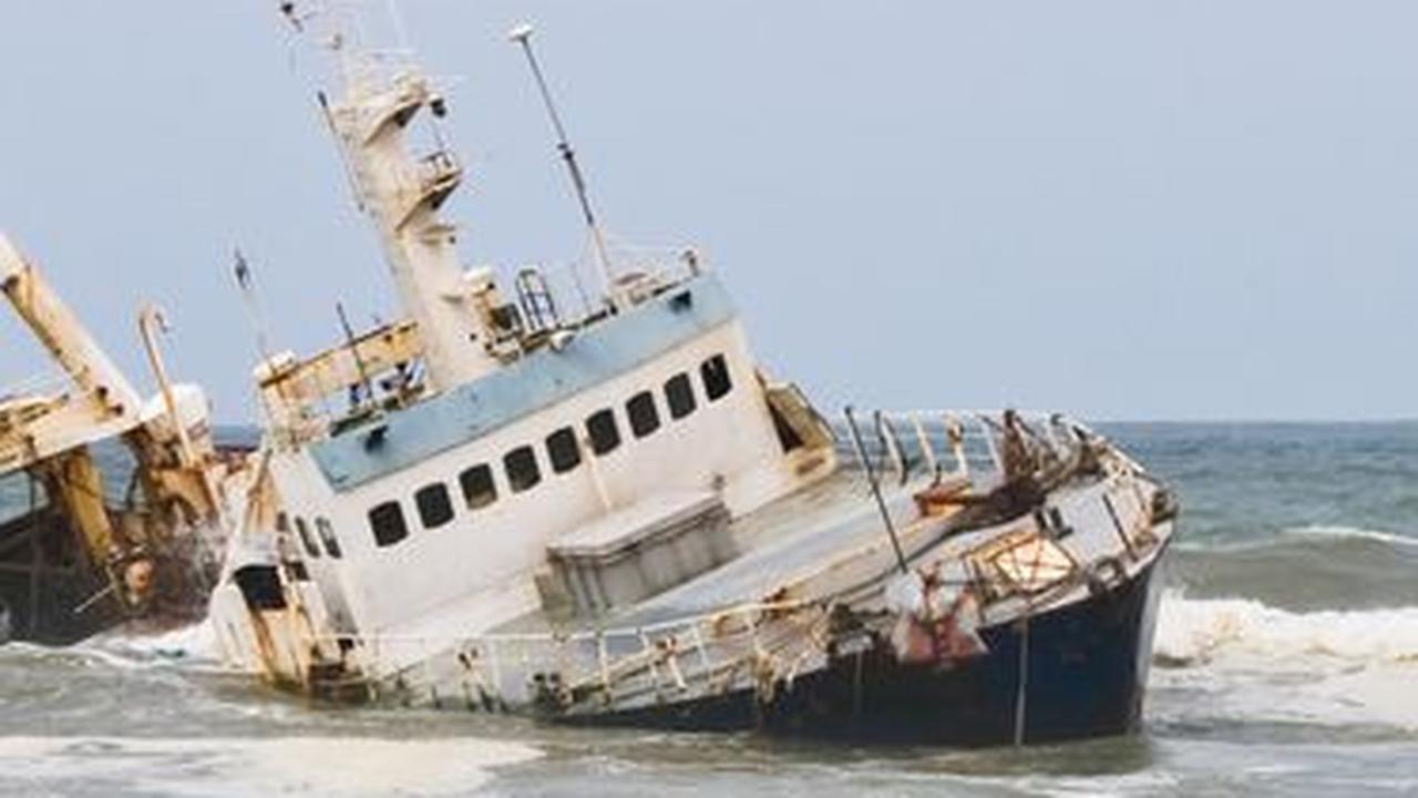 Menanti Pelukan yang Tercinta di Ujung Dermaga