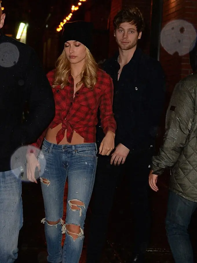 [Bintang] Hailey Baldwin dan Luke Hemmings