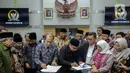 Ketua Komisi VIII DPR RI, Ashabul Kahfi (keempat kiri) bersalaman dengan Menteri Agama Yaqut Cholil Qoumas (kelima kiri) saat menandatangani draft penetapan biaya haji 2023 di kompleks Parlemen, Senayan, Jakarta, Rabu (15/2/2023). Kementerian Agama bersama Komisi VIII DPR selesai menggelar rapat panja biaya haji 2023. Pemerintah bersama legislator menyepakati biaya haji yang harus dibayarkan jemaah sebesar Rp 49.812.700. (Liputan6.com/Faizal Fanani)