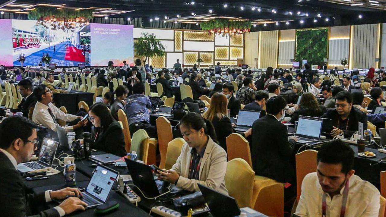 FOTO: Intip Kesibukan Ruang Media Center di Hari Pertama KTT ke-43 ASEAN 2023