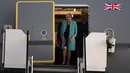 Perdana Menteri Inggris, Theresa May dan suaminya, Philip John, tiba di Hamburg, Jerman, Kamis (6/7). Sejumlah kepala negara telah tiba di Hamburg jelang pembukaan KTT G20 pada 7-8 Juli 2017.  (PATRIK STOLLARZ / AFP)