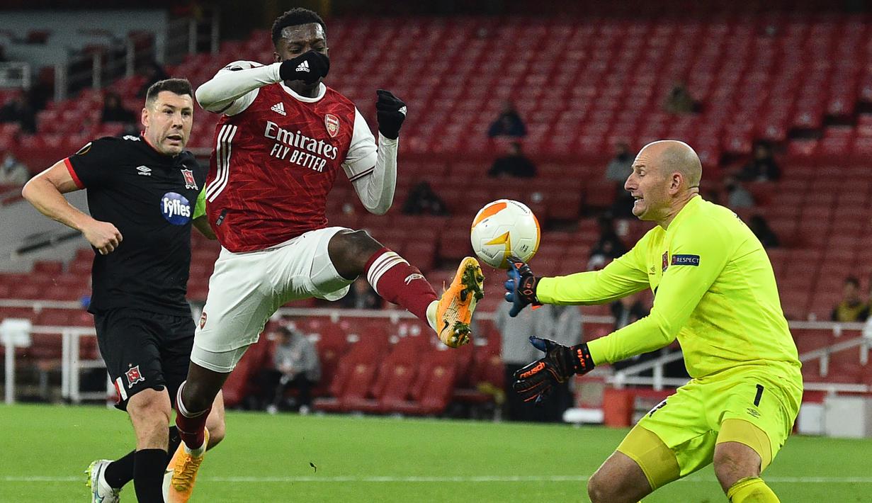 Striker Arsenal, Eddie Nketiah, berusaha mencetak gol ke gawang Dundalk pada laga lanjutan Liga Europa 2020/2021 di Emirates Stadium, Jumat (30/10/2020) dini hari WIB. Arsenal menang 3-0 atas Dundalk. (AFP/Glyn Kirk)
