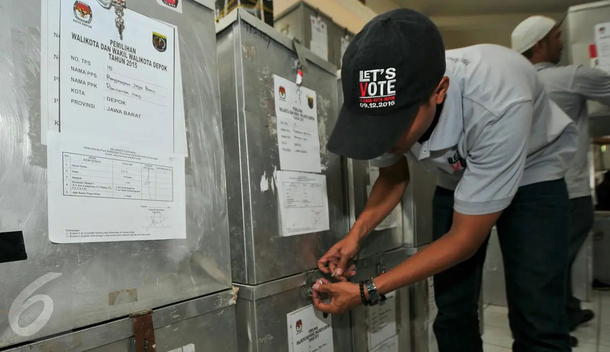 Petugas membuka kotak suara dalam rekapitulasi suara pilkada di Kecamatan Pancoran Mas, Depok, Jumat (11/12/2015). Rekapitulasi penghitungan surat suara tingkat kecamatan ini akan berlangsung dari 10-16 Desember mendatang. (Liputan6.com/Yoppy Renato)