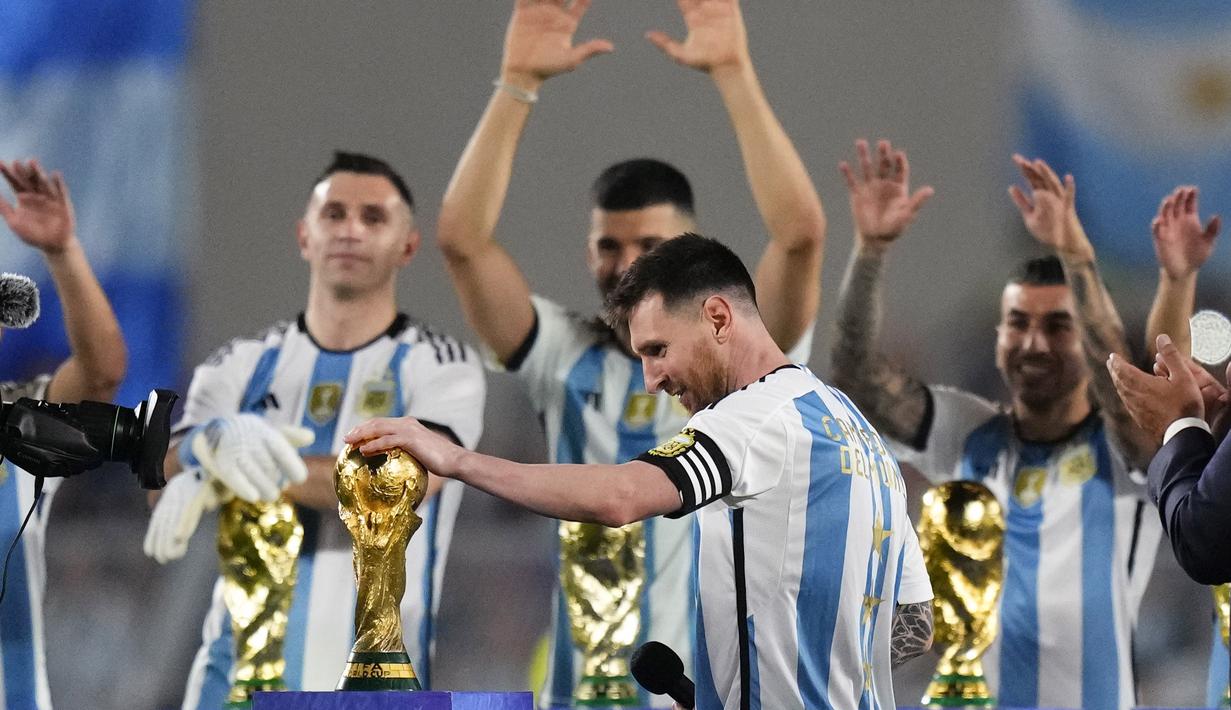 Argentina bahkan sempat sangat dekat melakukan perayaan lebih awal pada Piala Dunia 2014. Sayangnya, Messi dkk hanya keluar sebagai runner-up setelah kalah 0-1 dari Jerman di partai final. Argentina menunggu teramat lama untuk bisa melakukan prosesi kemenangan tersebut. Terakhir kali Argentina keluar sebagai juara Piala Dunia terjadi pada edisi 1986. (AP Photo/Natacha Pisarenko)