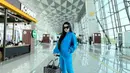 Satu lagi airport look dari Fitri Carlina. Ia kembali mengenakan sweat set. Dengan hoodie biru dipadu dengan jogger pants berwarna senada, Fitri tampil kece memadukannya dengan sneakers putih dan sunglasses. [Foto: Instagram/fitricarlina]