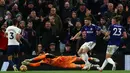 11 menit kemudian Sergio Reguilon berhasil membalikan keadaan usai memanfaatkan tendangan bebas yang mengenai tiang gawang didepan gawang Leeds United. (AFP/Adrian Dennis)